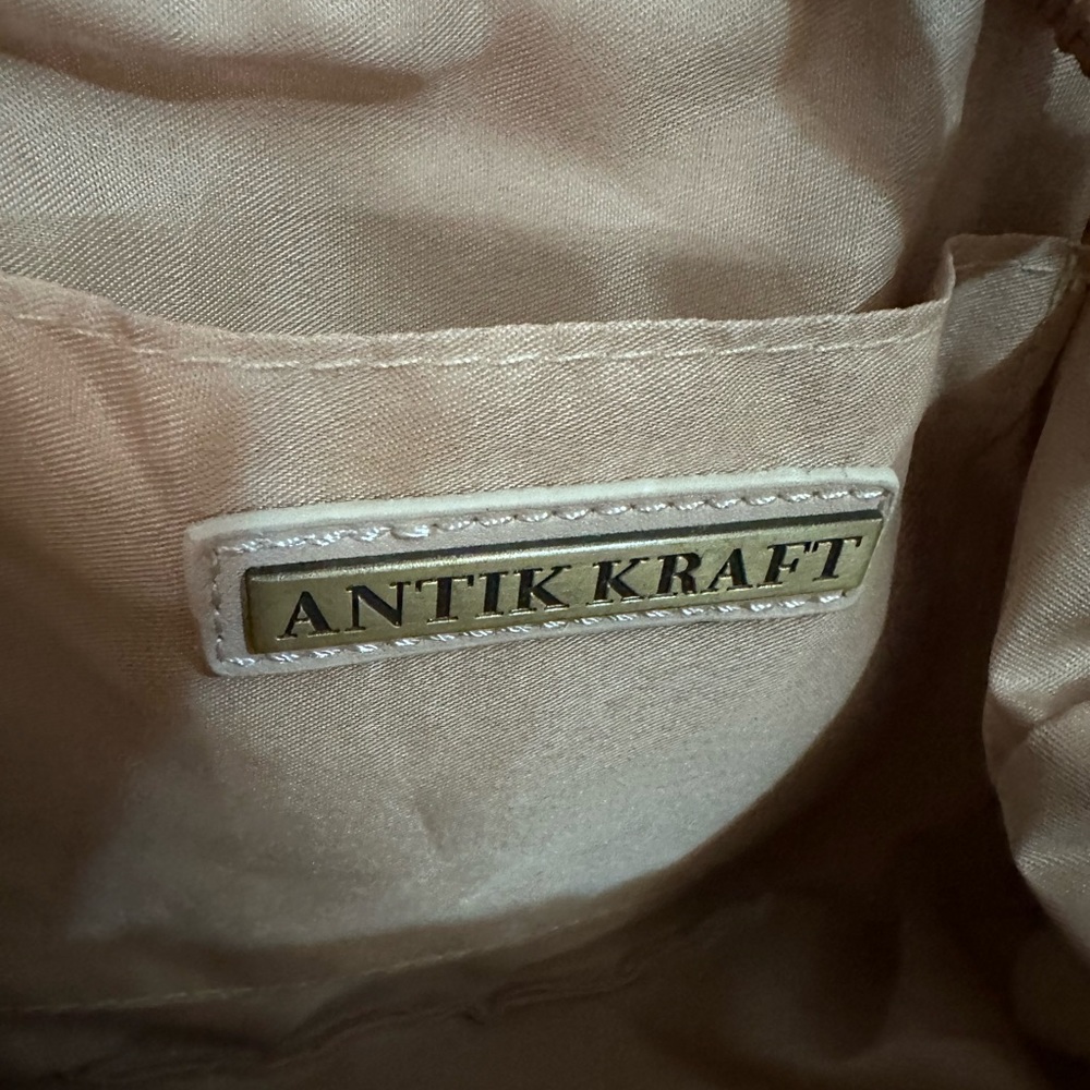 Antik Kraft Woven Straw Shell Bag with Tan Chain Strap - Picture 2 of 5